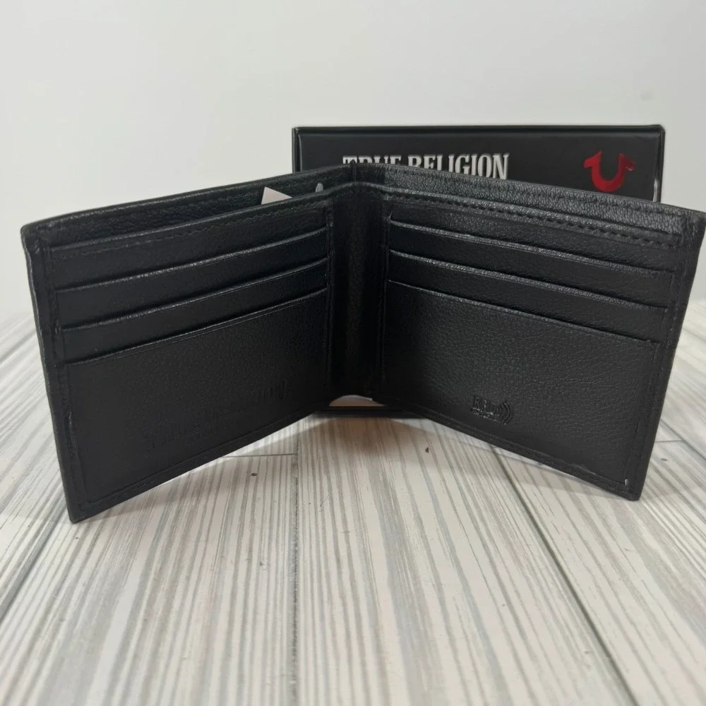 True Religion Mens Black Genuine Leather Sonny Bifold Wallet‎ Metal Logo Plate